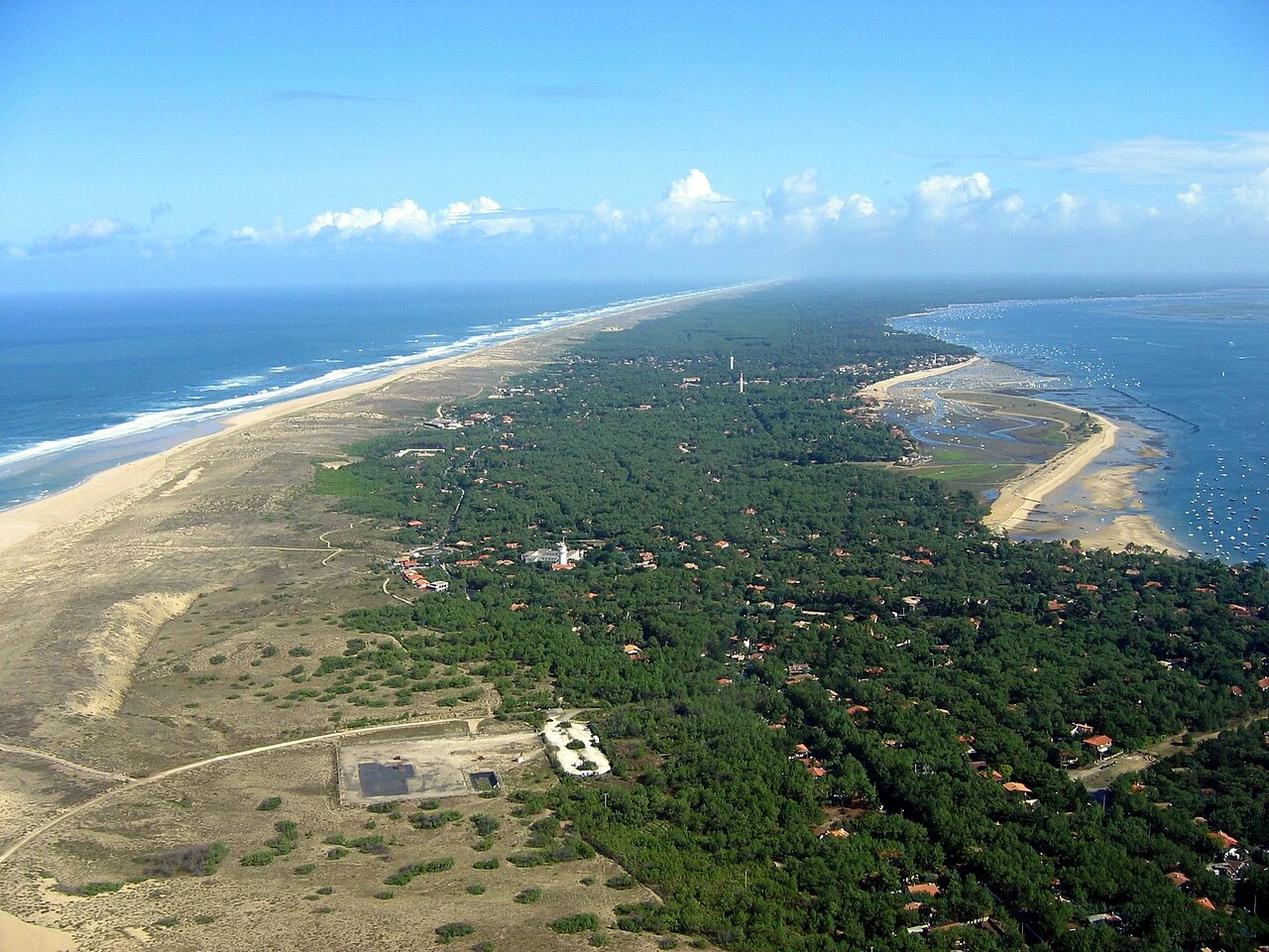 Vue aérienne du village de l’Herbe, à Lège-Cap-Ferret, avec le bassin, les bancs de sable et le cordon forestier.